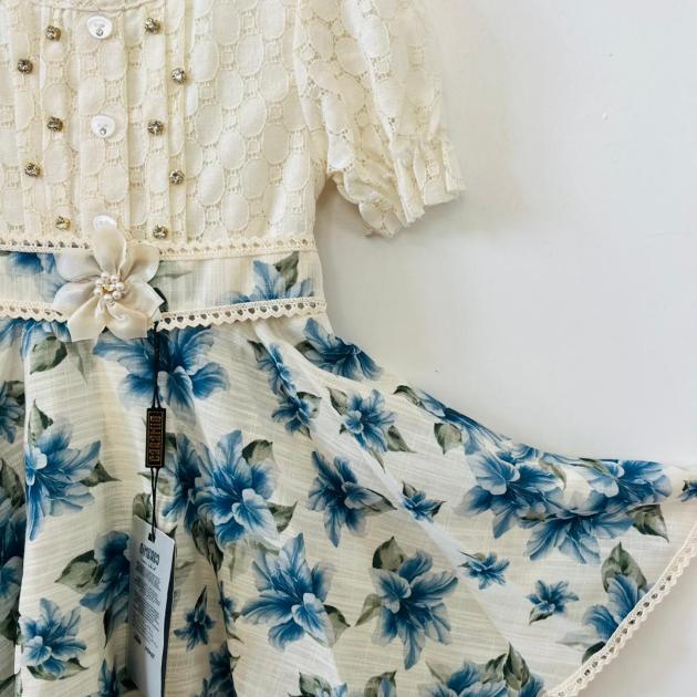 Dantelli eteği mavi çiçekli elbise