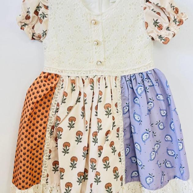 Eteği desenli dantelli elbise