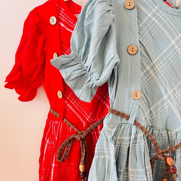 Düğme detaylı çizgili elbise