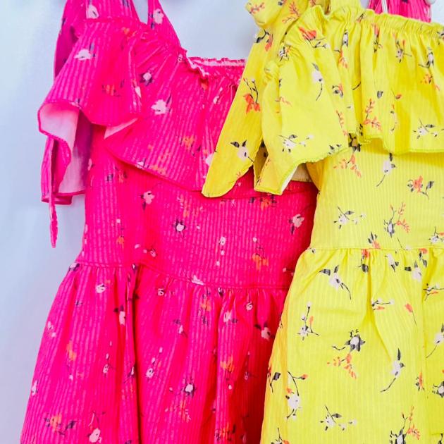 omuzdan bağlamalı çiçekli elbise