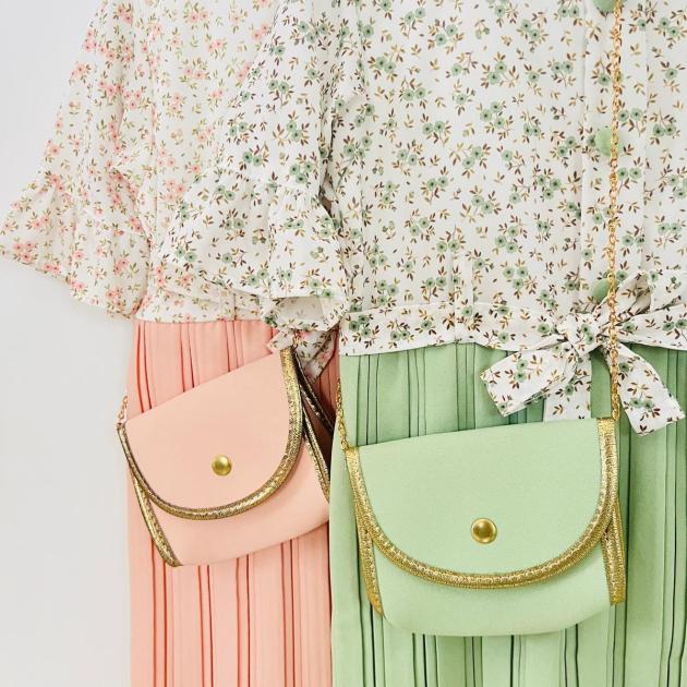 Eteği büzgülü çiçekli elbise